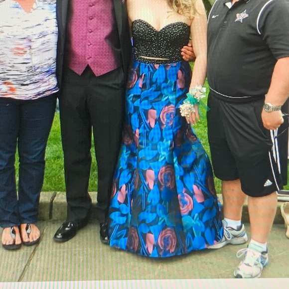 PROM DRESS ** GREAT CONDITION** WORN ONCE - Picture 6 of 9